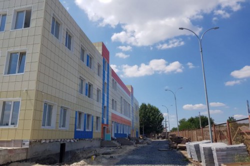 В районе достраивается и оснащается новая школа - детский сад