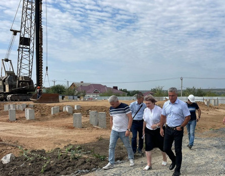 Министр спорта региона проинспектировал строительство бассейна